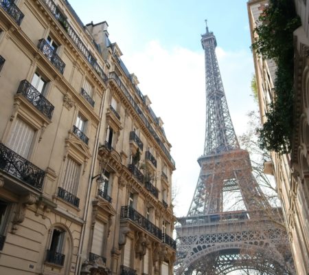 Paris, immeuble haussmannien avec vue sur la tour Eiffel (France)