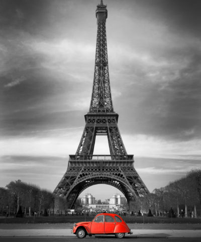 Tour Eiffel et voiture rouge- Paris